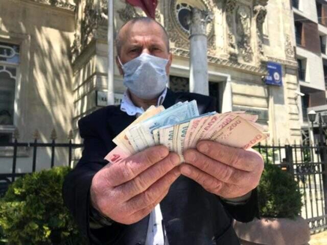 Beyoğlu'nda kedilere mama vermek için dışarı çıkan yaşlı adam, Faslılar tarafından gasp edildi