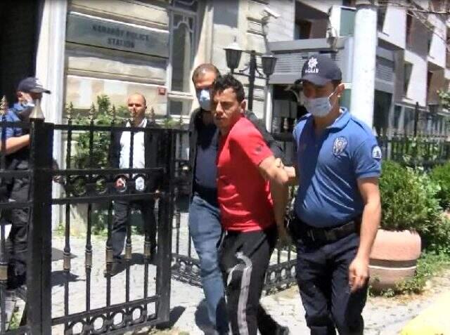 Beyoğlu'nda kedilere mama vermek için dışarı çıkan yaşlı adam, Faslılar tarafından gasp edildi
