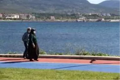 Beyşehir'de yaşlılar göl sahilinde bayramlaştı