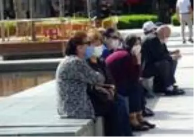Bolu'da 65 yaş üstü vatandaşlar caddeleri doldurdu Bolu'da 65 yaş üstü vatandaşlar caddeleri doldurdu
