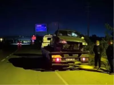 Boş kalan D-650 karayolunda kontrolden çıkan otomobil bariyerlere çarptı