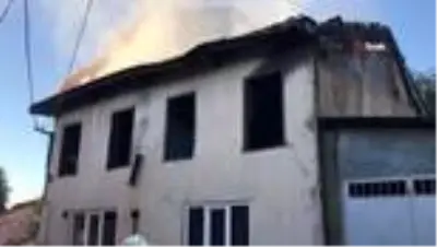 Bursa'da çıkan yangın bir evi küle çevirdi Bursa'da çıkan yangın bir evi küle çevirdi