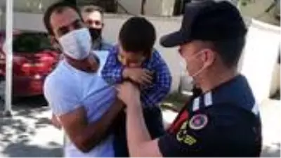 Bursa'da evinden uzaklaşan 1,5 yaşındaki çocuk jandarma sayesinde ailesine kavuştu Bursa'da evinden uzaklaşan 1,5 yaşındaki çocuk jandarma sayesinde ailesine kavuştu