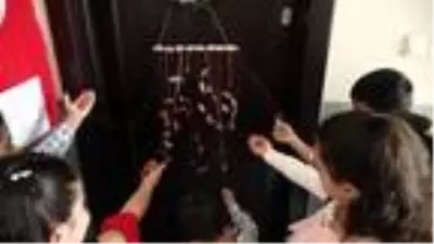 Çocuklar için bayram şekerini kapıya astı