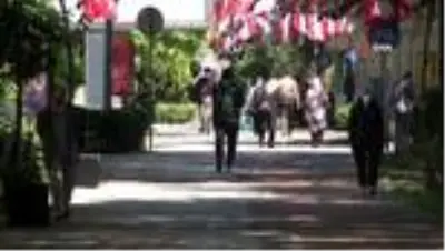 Çocukları ile kutlayamadıkları Ramazan Bayramı’nı arkadaşları ile geçiriyorlar