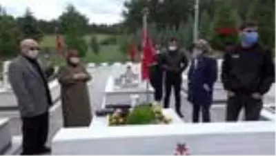 ÇORUM Küçük Miray Şah, şehit babasının mezarına şeker bıraktı