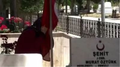 Denizli'de şehitlikte duygulandıran bayramlaşma