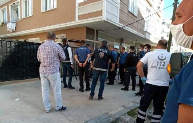 Edirne ve Tekirdağ'da sokağa çıkıp alkol alanlar polisle tartıştı: Bir polis yaralı Edirne ve Tekirdağ'da sokağa çıkıp alkol alanlar polisle tartıştı: Bir polis yaralı