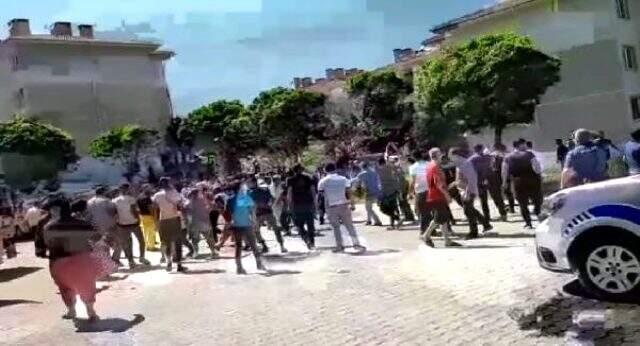 Edirne ve Tekirdağ'da sokağa çıkıp alkol alanlar polisle tartıştı: Bir polis yaralı Edirne ve Tekirdağ'da sokağa çıkıp alkol alanlar polisle tartıştı: Bir polis yaralı