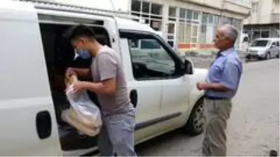 Ekmekler vatandaşların kapısına getiriliyor Ekmekler vatandaşların kapısına getiriliyor