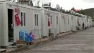 ELAZIĞ Konteyner kentteki depremzedeler, el sallayarak bayramlaştı