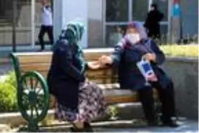 Eskişehir'de sokağa çıkan 65 yaş üzerindekiler birbirleriyle bayramlaştı