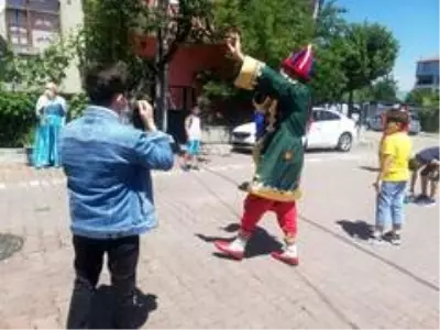 Evde kalan çocuklara bayramda Hacivat-Karagöz sürprizi