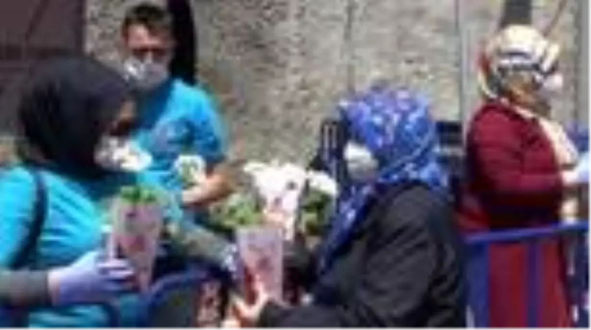 Fatih'te 65 yaş üstü vatandaşlara bayram kutlaması