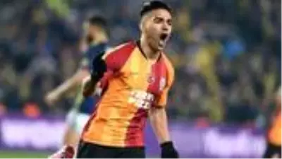 Galatasaraylı futbolcu Falcao'nun sol ayağıyla çektiği, kaleyi bulan 6 şuttan 5'i gol oldu Galatasaraylı futbolcu Falcao'nun sol ayağıyla çektiği, kaleyi bulan 6 şuttan 5'i gol oldu