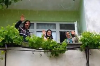 İller arası 5 adım olan mahallede bayramı balkondan balkona kutladılar