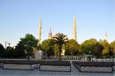 Koronavirüs gölgesinde sessiz bayram! Camiler, meydanlar, sokaklar boş kaldı Koronavirüs gölgesinde sessiz bayram! Camiler, meydanlar, sokaklar boş kaldı