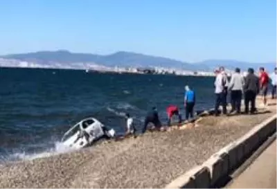 İzmir'de kaza sonrası takla atan otomobil denize düştü: 3 yaralı