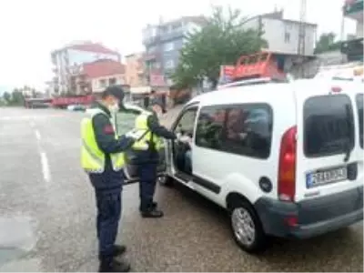 Jandarma ekipleri, kontrol noktalarında bayram şekeri dağıttılar