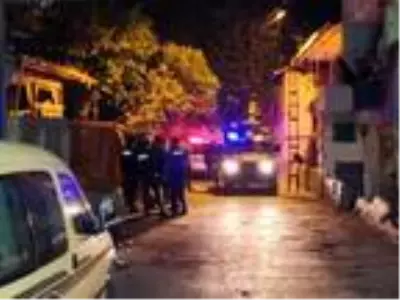 Kadıköy'de 'kız meselesi' kanlı bitti: 4 yaralı Kadıköy'de 'kız meselesi' kanlı bitti: 4 yaralı