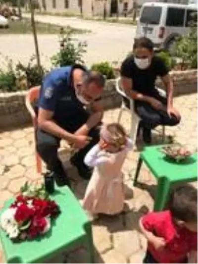 Kavga ihbarına giden polislere bayram sürprizi