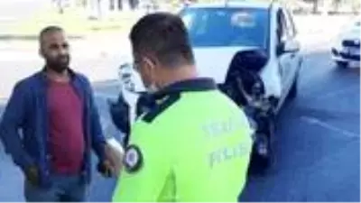 Kaza yapan sürücü, 'Gazeteciyim' diyerek cezadan kurtulmaya çalıştı Kaza yapan sürücü, 'Gazeteciyim' diyerek cezadan kurtulmaya çalıştı