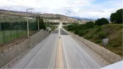 Kısıtlamalarda şehirlerarası karayolları da boş kaldı Kısıtlamalarda şehirlerarası karayolları da boş kaldı
