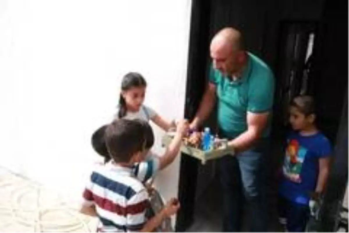 Kısıtlamayı dinlemeyen çocuklar kapı kapı dolaşıp şeker topladı