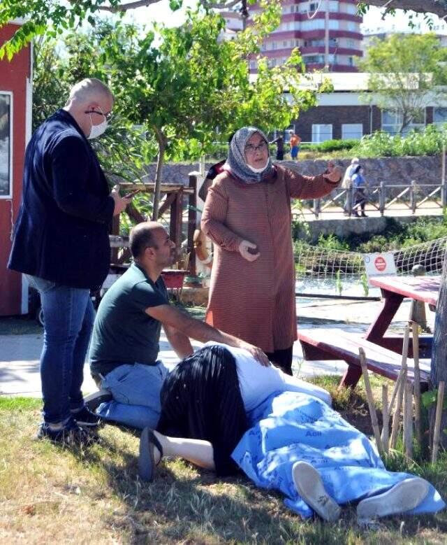 Kızı, sokağa çıkma izninde hayatını kaybeden babasının başında feryat etti.
