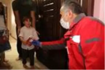 Kızılay'dan çocuklara bayram şekeri sürprizi