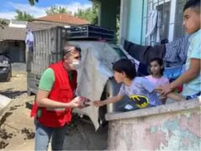 Kızılay sokağa çıkamayanlara şeker dağıttı
