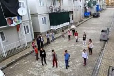 Konteyner kentlerde çocukların bayram sevinci