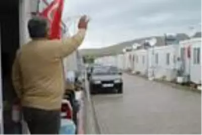 Konteyner kentteki depremzedeler, el sallayarak bayramlaştı