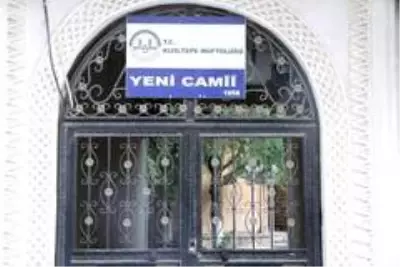 Korona virüs sebebiyle bayramda boş kalan camilerin minarelerinden tekbirler yükseldi