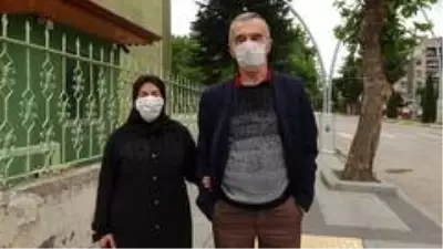 Korona yasağından memnun olan yaşlı çift, sokağa çıkmanın keyfini yaşadı