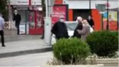 Korona yasağından memnun olan yaşlı kadın: ’Benim beyim kumarcı, o durdu.