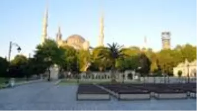 Koronavirüs gölgesinde sessiz bayram! Camiler, meydanlar, sokaklar boş kaldı Koronavirüs gölgesinde sessiz bayram! Camiler, meydanlar, sokaklar boş kaldı