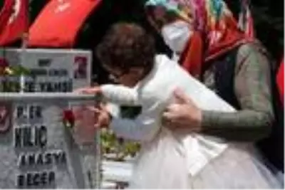 Küçük Elif, hiç görmediği şehit dayısının mezar taşındaki fotoğrafını öptü