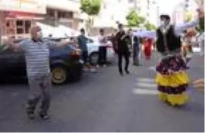 Mahallenin gençlerinden köçekli, palyaçolu bayram eğlencesi Mahallenin gençlerinden köçekli, palyaçolu bayram eğlencesi