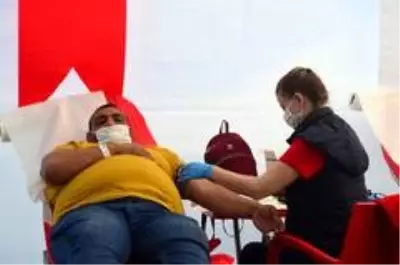 Maskelerini takıp kan vermeye koştular Maskelerini takıp kan vermeye koştular