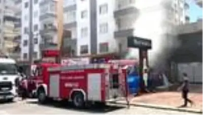 Mersin’de yangın çıkan markette hasar oluştu