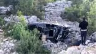 Otomobil şarampole devrildi: 2 yaralı Otomobil şarampole devrildi: 2 yaralı