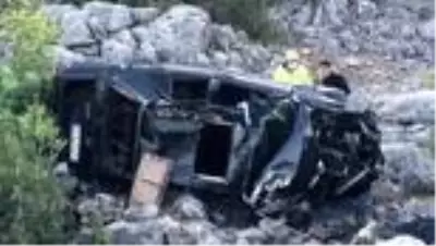 Otomobil şarampole devrildi: 2 yaralı Otomobil şarampole devrildi: 2 yaralı