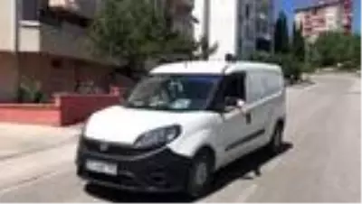 Oyun havaları eşliğinde ekmek dağıtan fırıncı yüzleri güldürdü