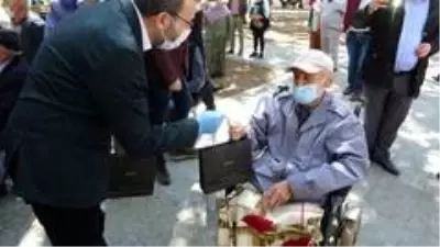Pendik'te bayramın birinci günü 65 yaş üstü vatandaşlara mehteranlı kutlama Pendik'te bayramın birinci günü 65 yaş üstü vatandaşlara mehteranlı kutlama