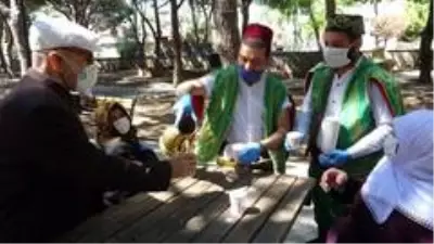Pendik'te bayramın birinci günü 65 yaş üstü vatandaşlara mehteranlı kutlama Pendik'te bayramın birinci günü 65 yaş üstü vatandaşlara mehteranlı kutlama