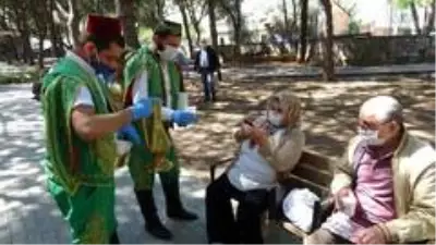 Pendik'te bayramın birinci günü 65 yaş üstü vatandaşlara mehteranlı kutlama Pendik'te bayramın birinci günü 65 yaş üstü vatandaşlara mehteranlı kutlama