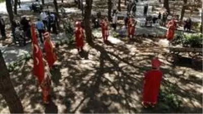 Pendik'te bayramın birinci günü 65 yaş üstü vatandaşlara mehteranlı kutlama Pendik'te bayramın birinci günü 65 yaş üstü vatandaşlara mehteranlı kutlama
