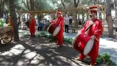 Pendik'te bayramın birinci günü 65 yaş üstü vatandaşlara mehteranlı kutlama Pendik'te bayramın birinci günü 65 yaş üstü vatandaşlara mehteranlı kutlama