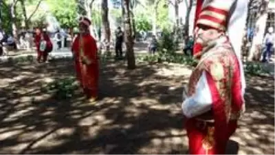 Pendik'te bayramın birinci günü 65 yaş üstü vatandaşlara mehteranlı kutlama Pendik'te bayramın birinci günü 65 yaş üstü vatandaşlara mehteranlı kutlama